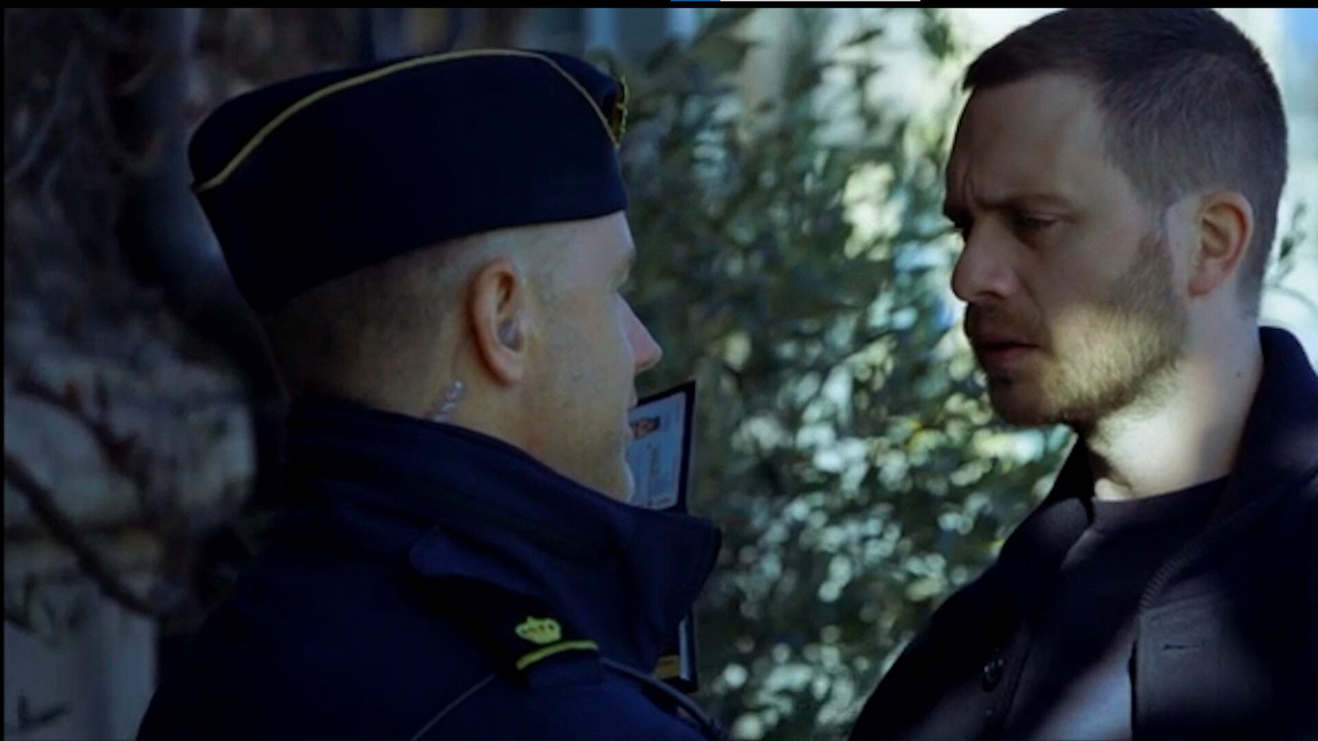Jonas-Sundquist-Actor-Photo-Police-Repliker-On-Set-Beck-58-minuter-2021.jp