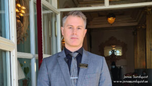 Jonas Sundquist - Skådespelare - jonassundquist.se - On-Set - Entrévärd / Dörrvakt