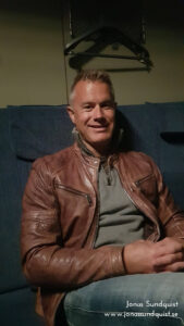 Jonas Sundquist - Skådespelare - jonassundquist.se - Snöänglar - On-Set - Tågresenär