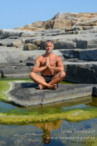 Jonas Sundquist - Skådespelare - jonassundquist.se - Modell - Yoga på klipporna - 2021-07